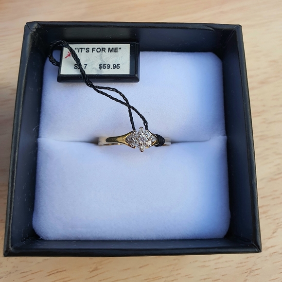 Gold Ring - Picture 2 of 8